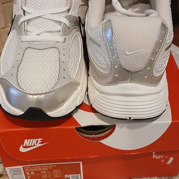 Nike V5 RNR - Picture 2 of 5